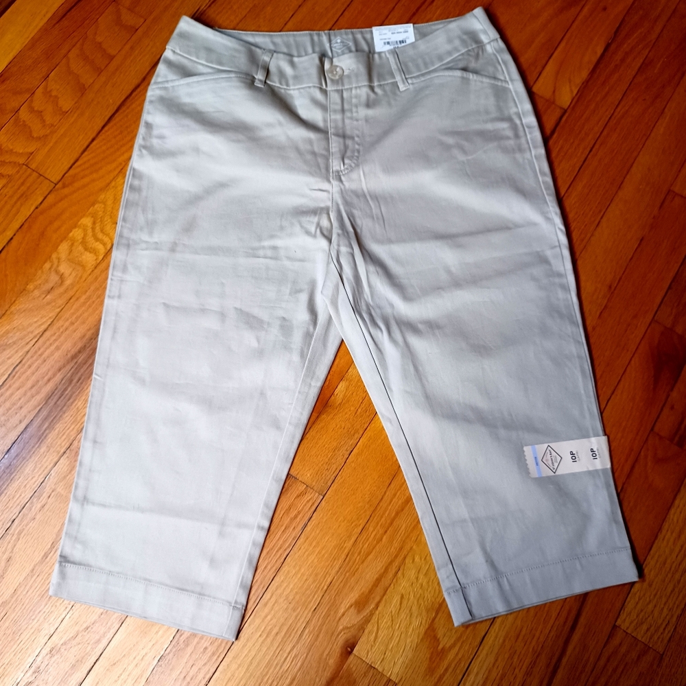 ST John's Bay Womens's Beige Capri size 10P